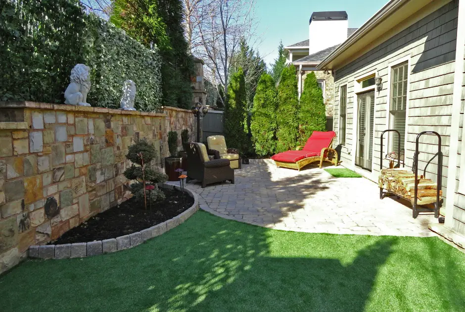 Outdoor Makeover: Hardscaping-Ideas-For-Small-Backyard