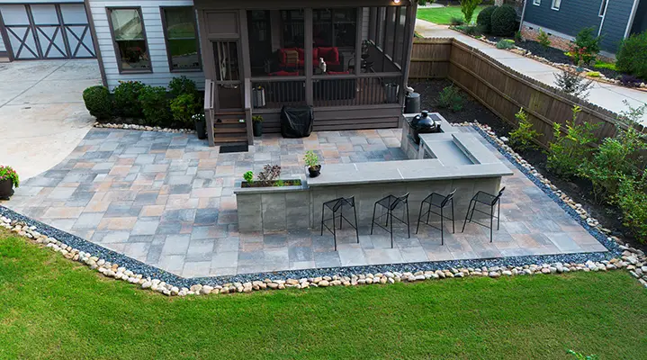 Outdoor Makeover: Backyard-Hardscape-Idea-With-Outdoor-Kitchen