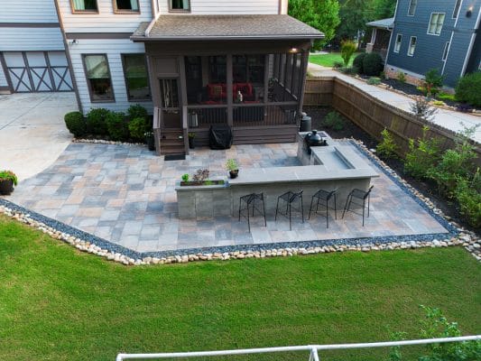 Hardscape-With-Outdoor-kitchen